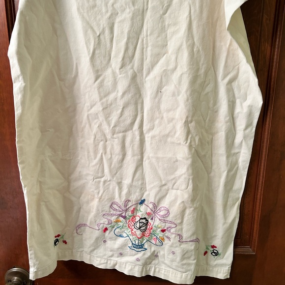 VTG Embroidered linen pillowcase with basket and flowers. Queen size - Picture 3 of 7